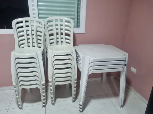 Conjunto mesa e cadeira de plástico branco ótimo estado