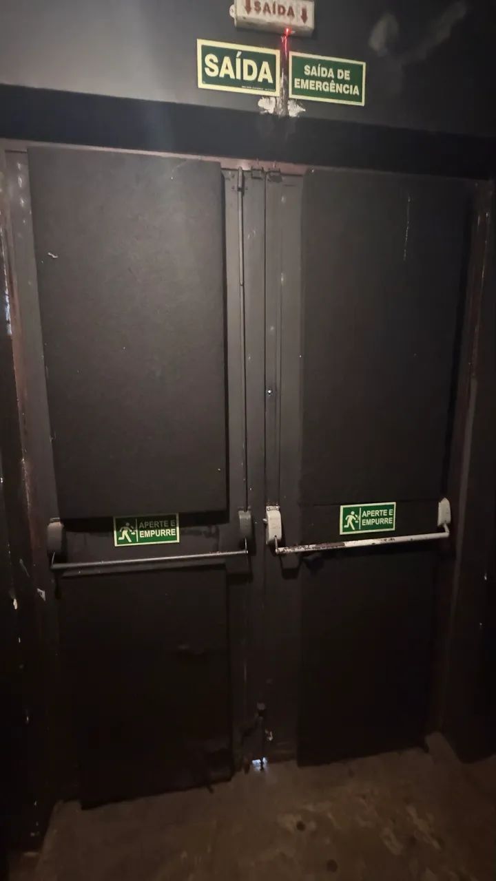 Porta de saída de emergência com barra anti pânico 422081524201564161