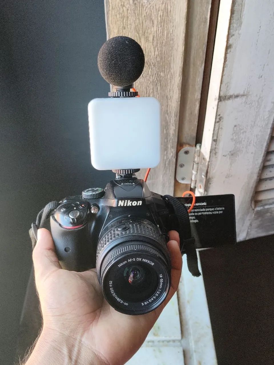 Nikon D5300 + Lente 18-55mm + Microfone + Luz LED - Câmeras e