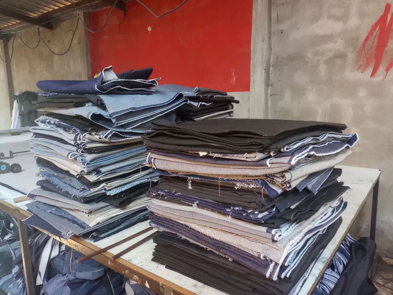 Pontas de retalhos de jeans.