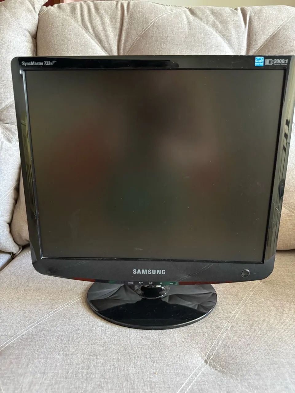 Samsung SyncMaster 732N Plus, um modelo de tela LCD de 17 polegadas.
