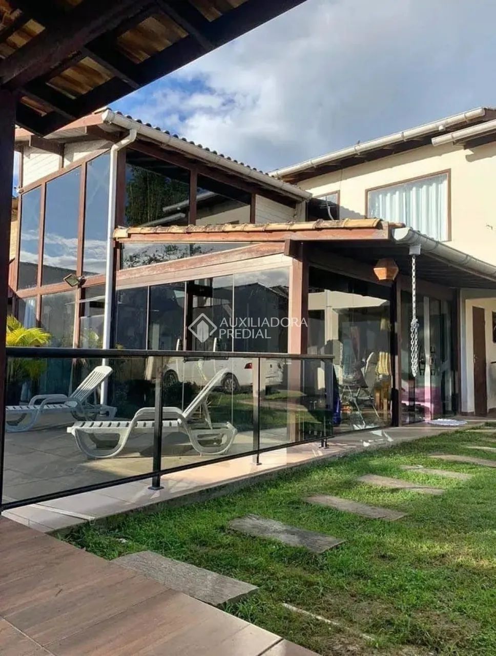 Residência com 4 quartos, hidromassagem, churrasqueira e piscina