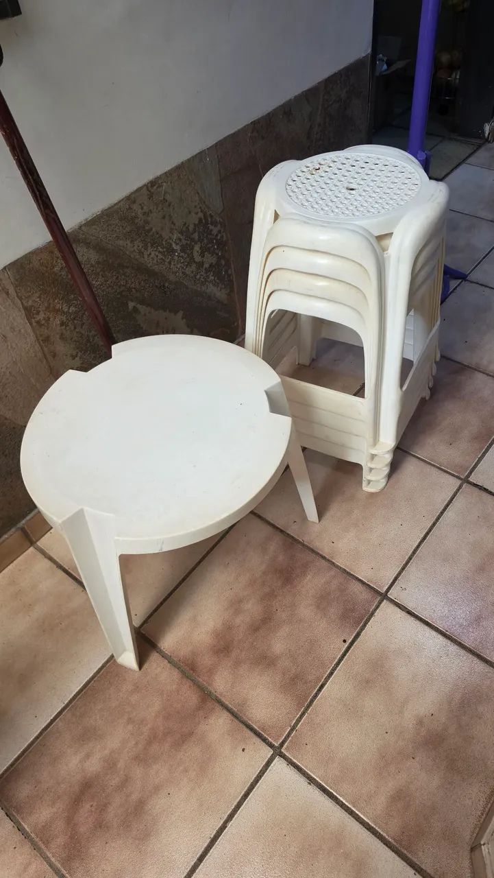 Bascos de plastico e mesinha