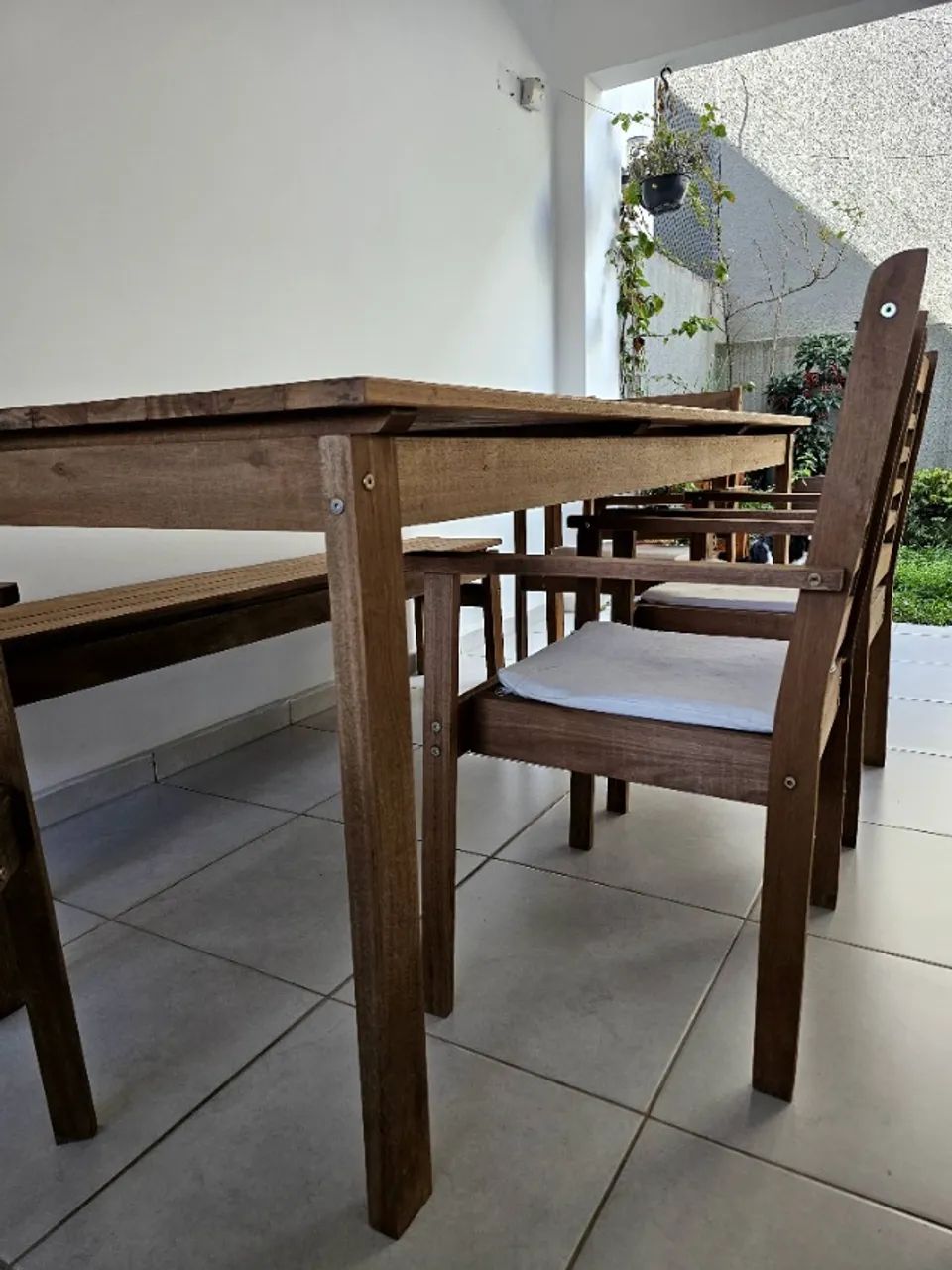 Conjunto mesa 4 cadeiras e banco de madeira maciça  - Foto 2