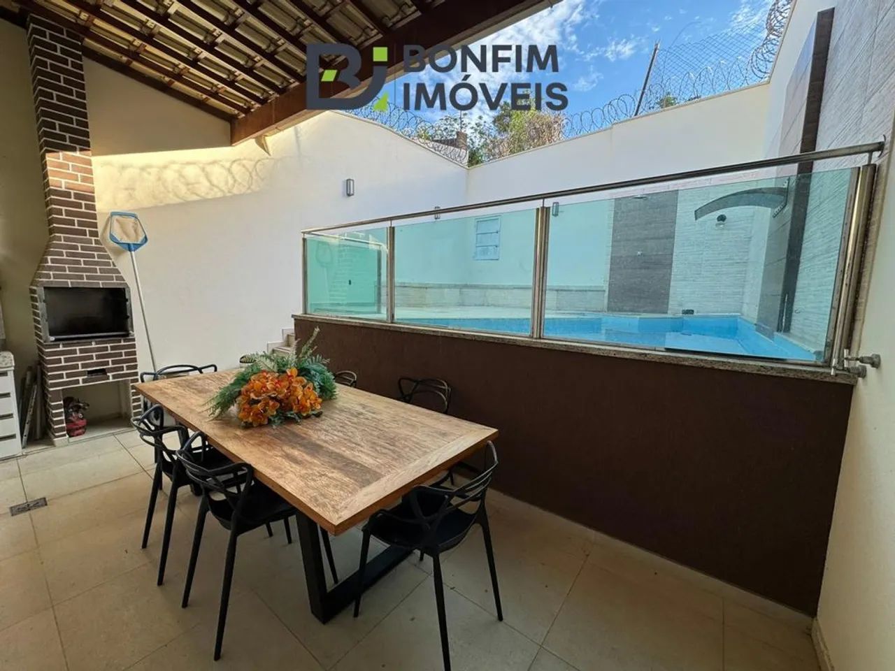 Excelente Casa com Piscina e 04 quartos no Gra Duquesa