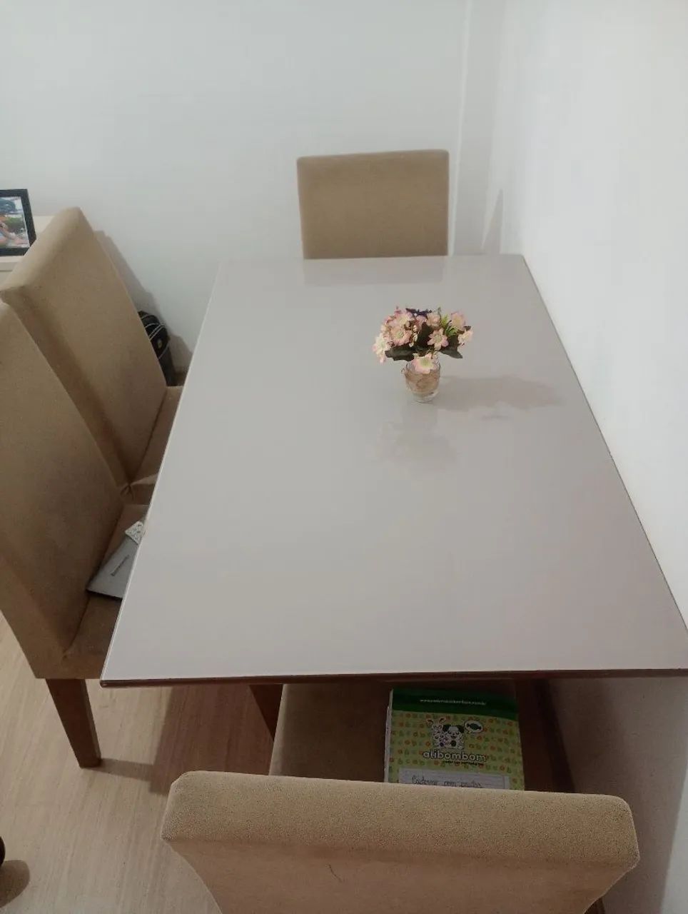 Mesa laqueada com vidro