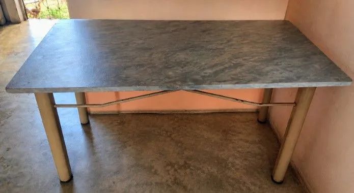 Vendo mesa de mármore sem cadeiras. 