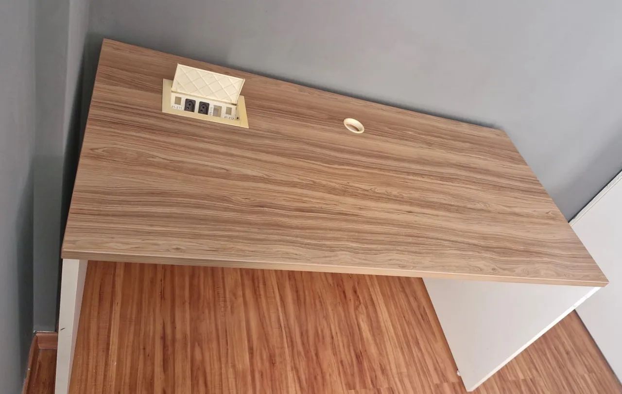 Mesa de Escritório Ampla - Tampo Amadeirado com Passa-Fios e Caixa de Tomadas - Foto 3