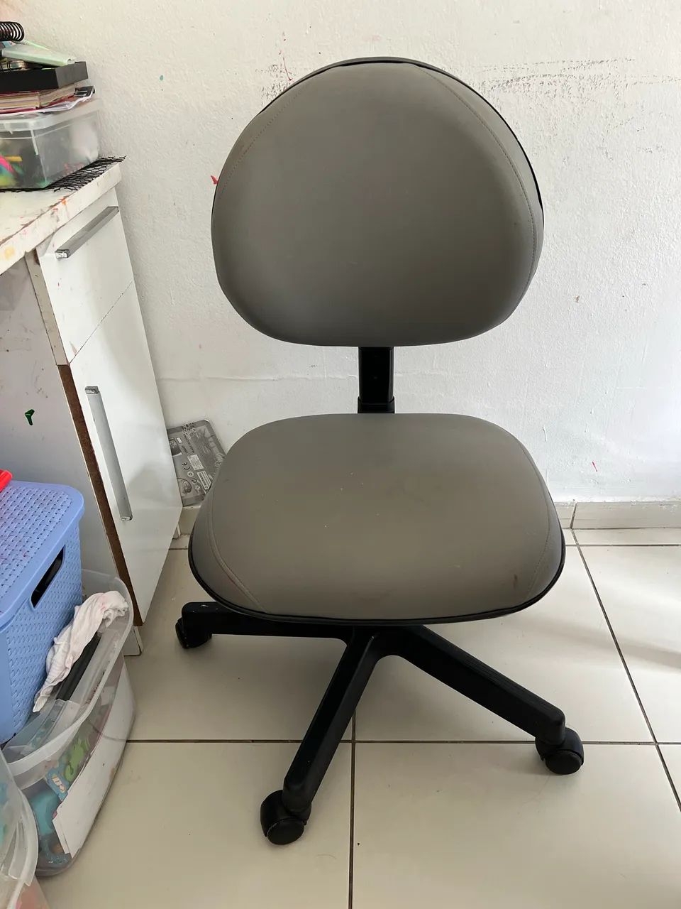Refurbished Adjustable Office Chair in Gray with Casters