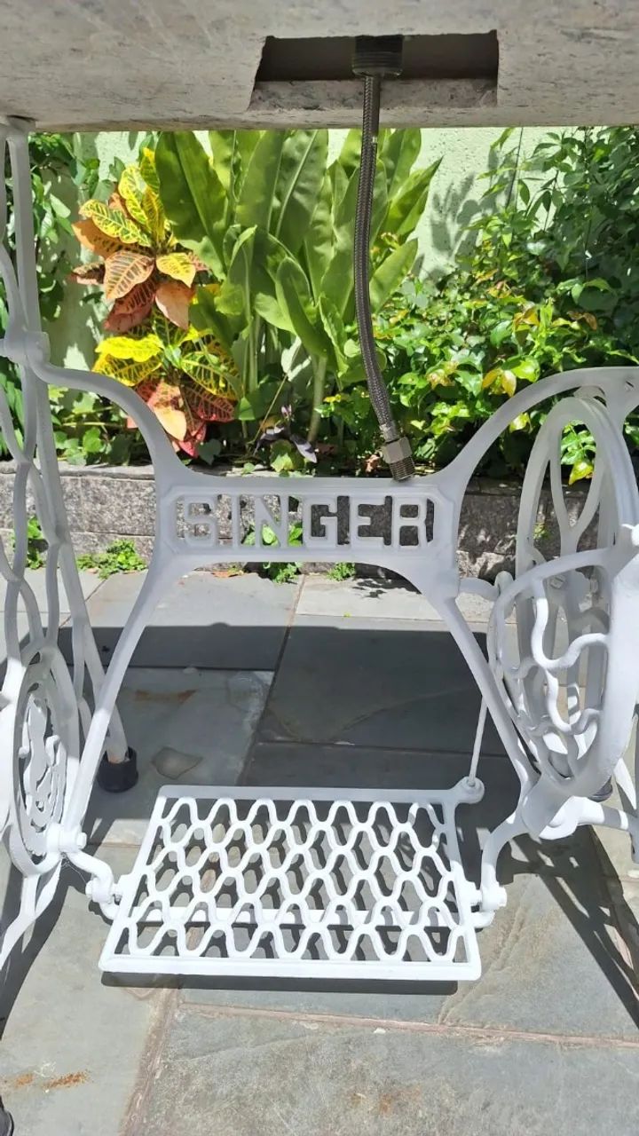 Pia de banheiro feita em cima de pé de maquina de costura singer - Foto 3