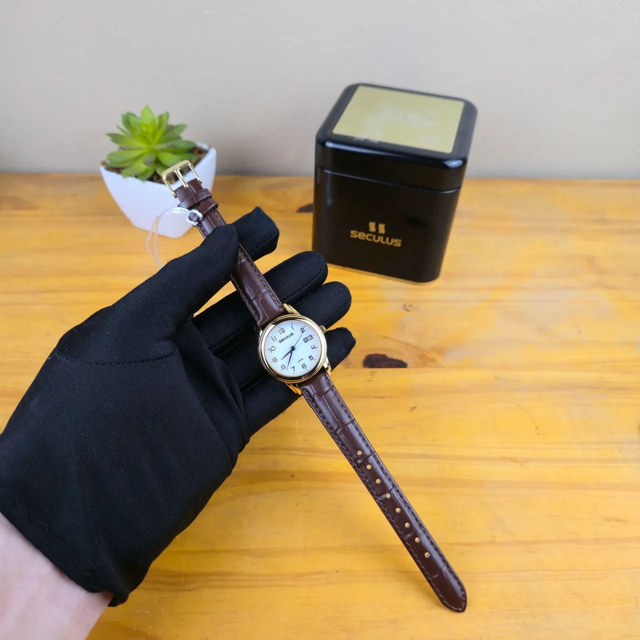 Relógio Seculus feminino 30mm couro dourado  - Foto 2