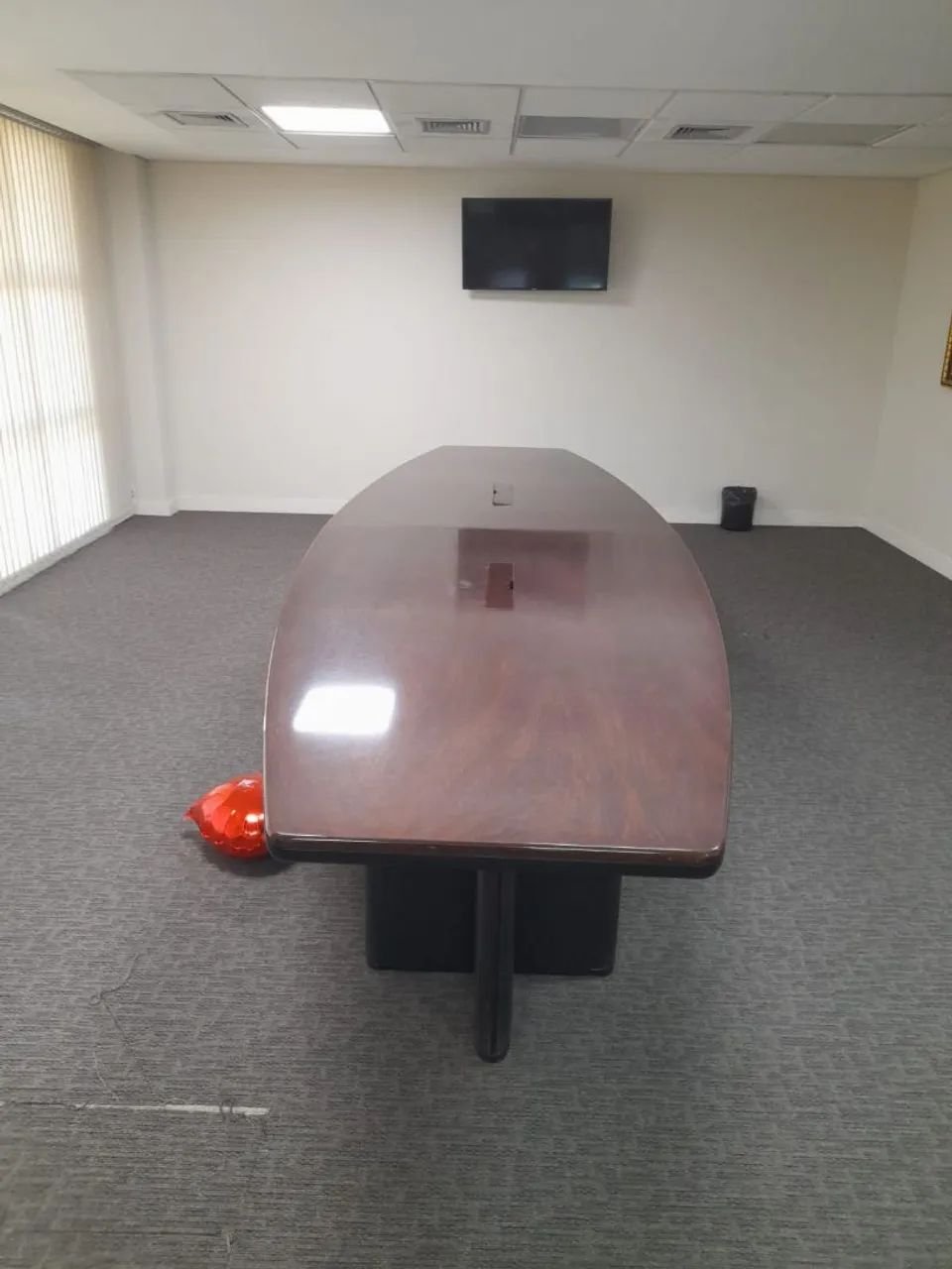 Mesa de reunião.