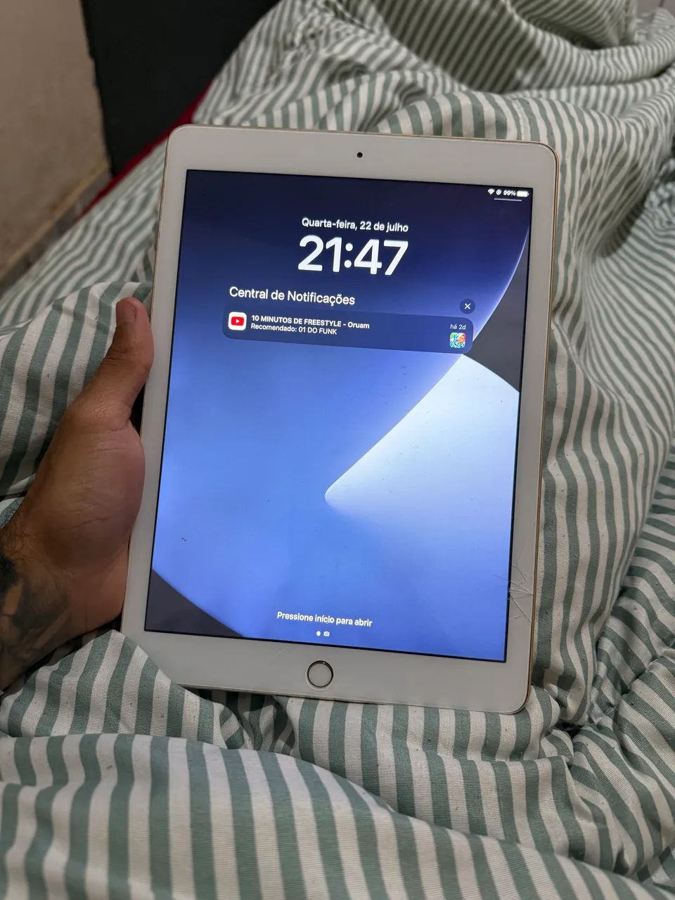 Vendo iPad pegando tudo normal apenas tela trincada  - Foto 3