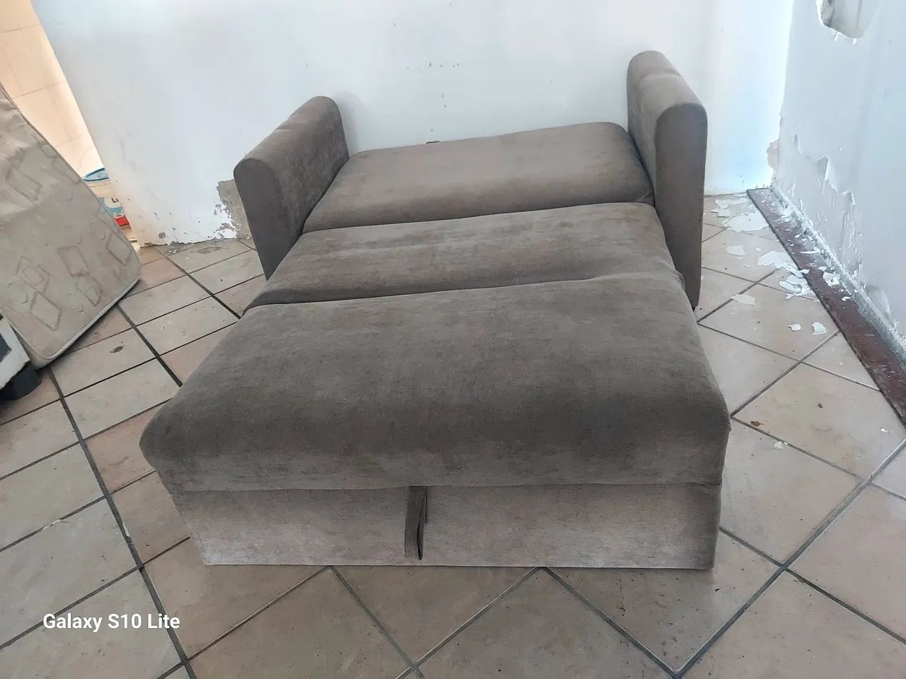 VENDO SOFÁ-CAMA SEMINOVO EM EXCELENTE ESTADO DE CONSERVAÇÃO 