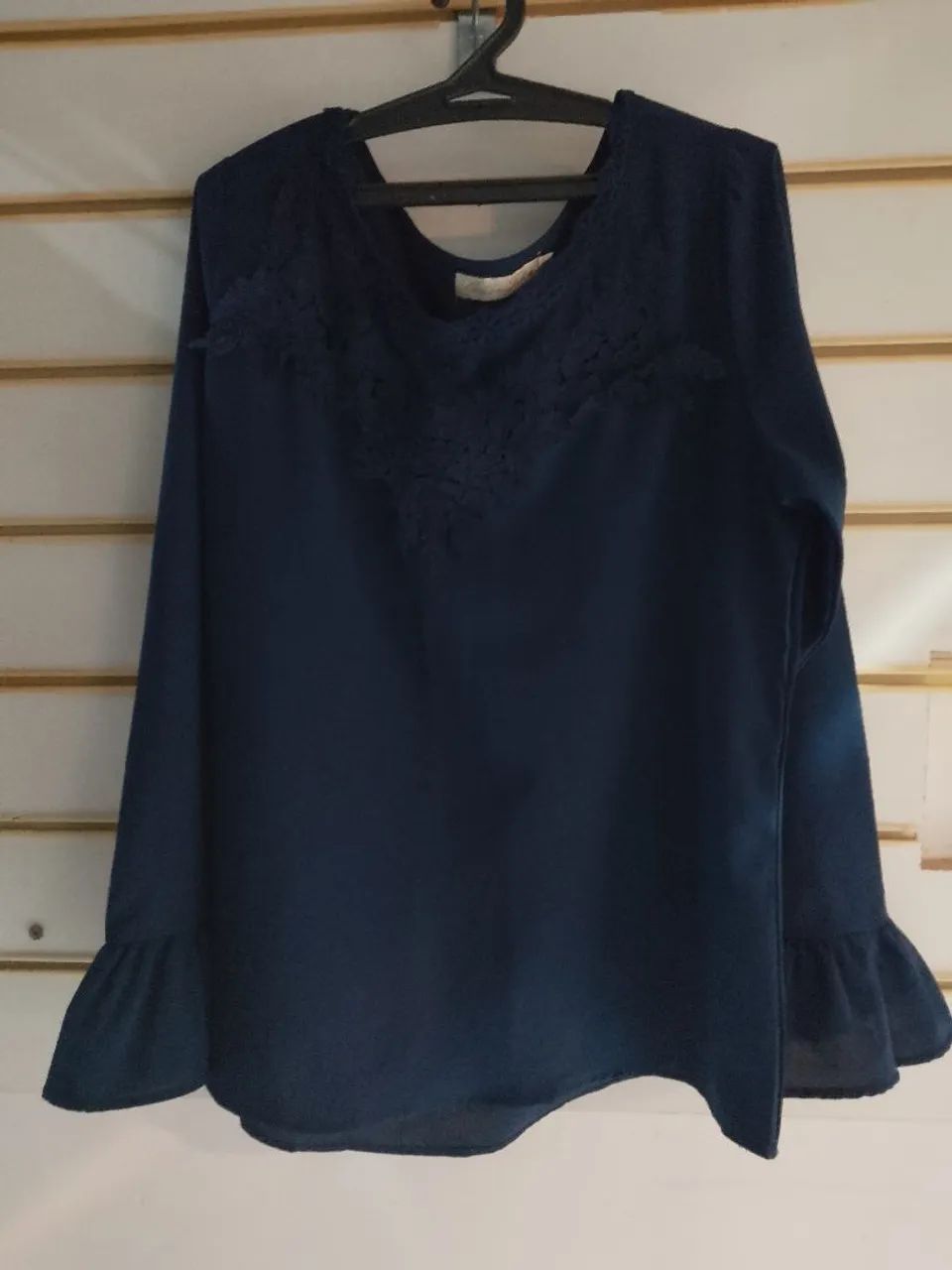 Blusa azul marinho com detalhe de renda M
