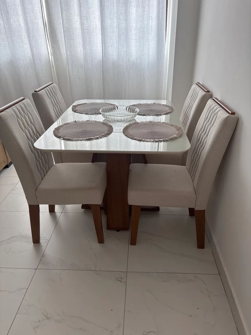 Mesa de Jantar 4 Lugares com Tampo de Vidro e 4 Cadeiras Estofadas