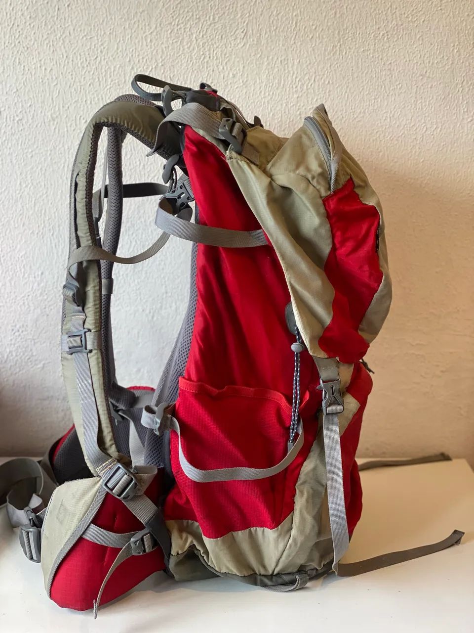Mochila Deuter ACT Lite 50+10 Original - Excelente para trekking, camping e viagens! - Foto 3