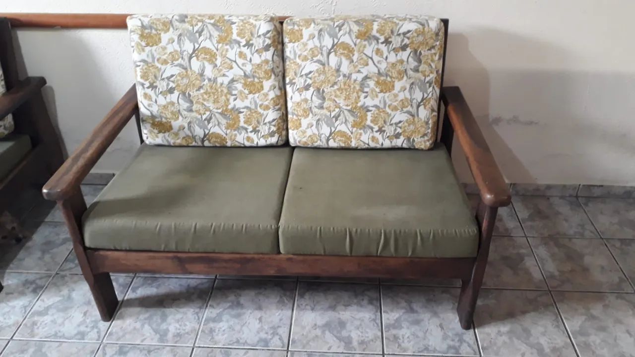Sofá em madeira Imbuia, com almofadas em tecido 65704308674819120
