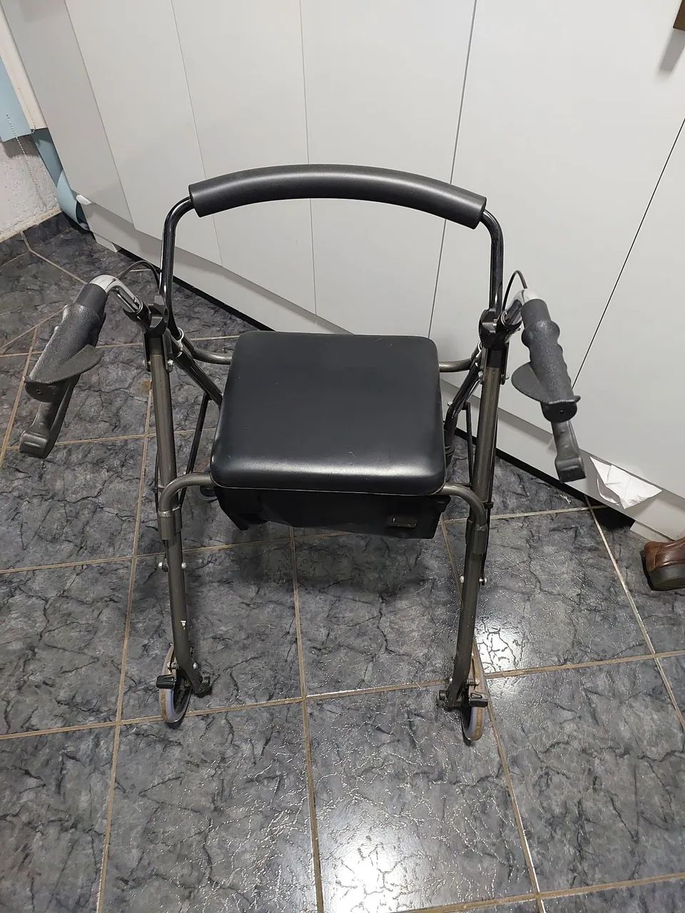 Andador com rodinhas, freios e cadeira. - Foto 3