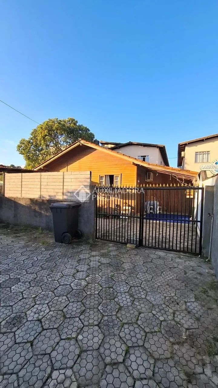 Prédio Comercial com 4 amplas salas mais casa nos fundos com 2 dormitórios, amplo estacion - Foto 2