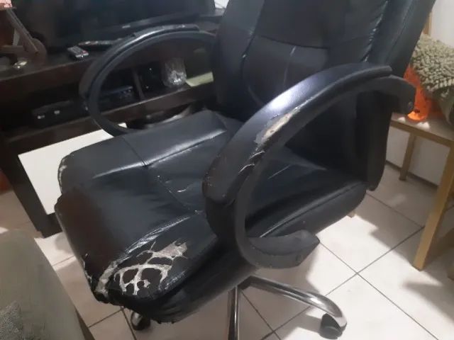 Cadeira presidente em couro com ajuste de altura a gás