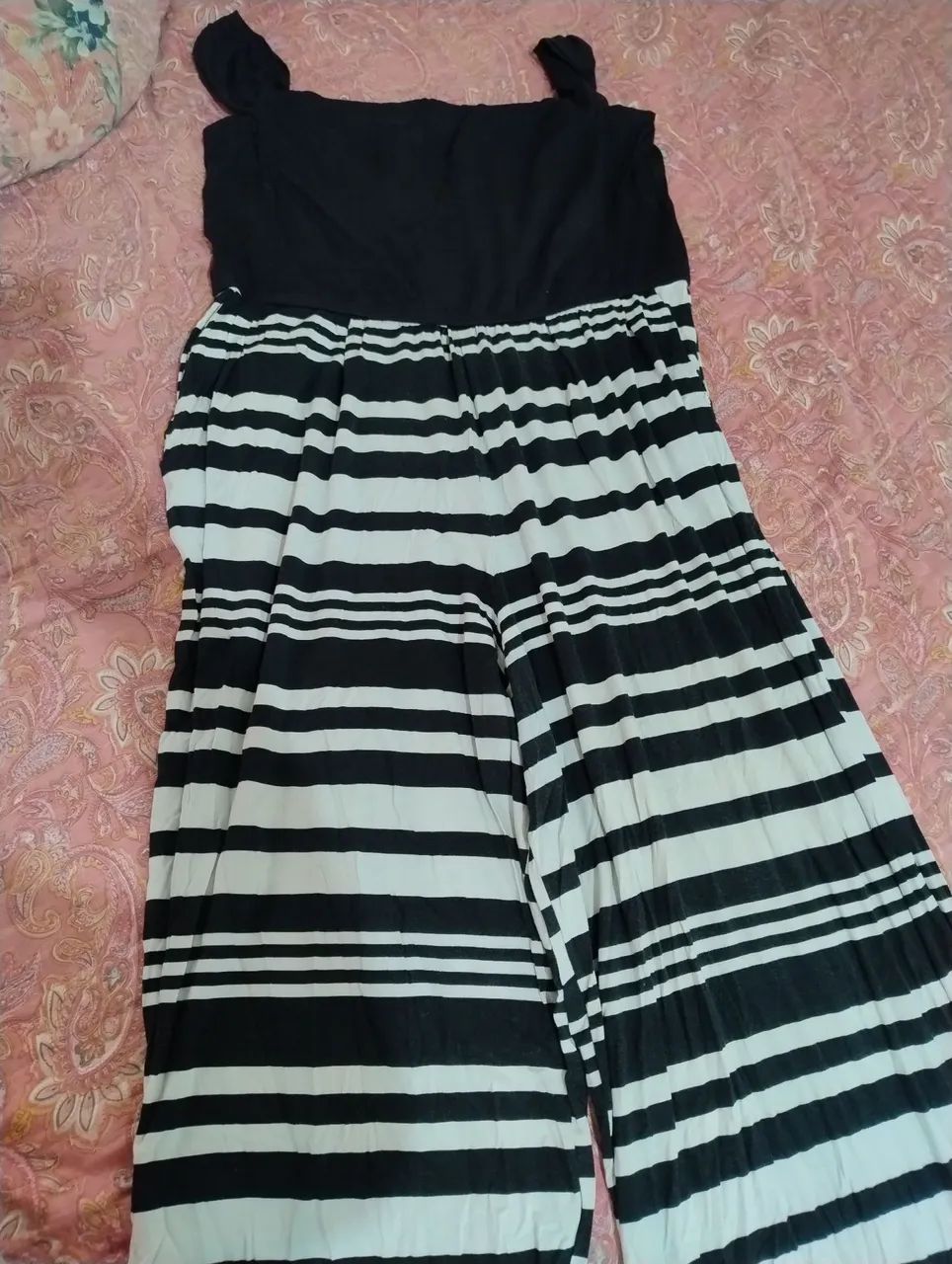 Macacão longo preto e branco plus size