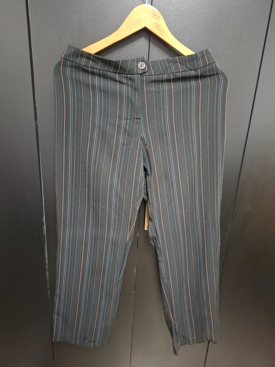 Calça preta com listas