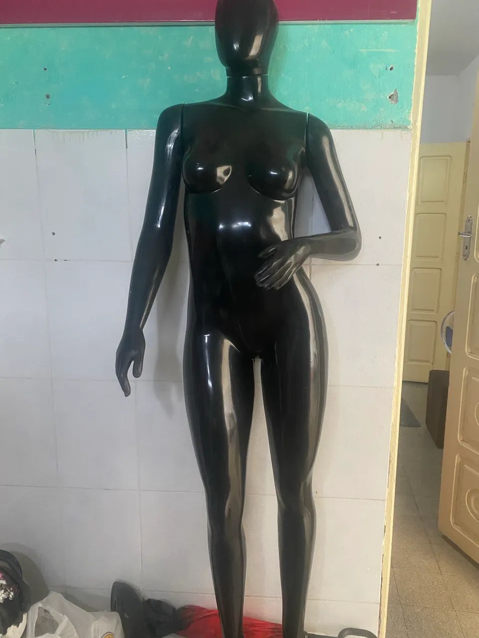 Manequim preto três posições de braço