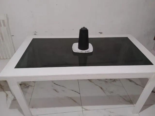 Mesa de jantar quadrada de vidro, com 3 cadeiras 