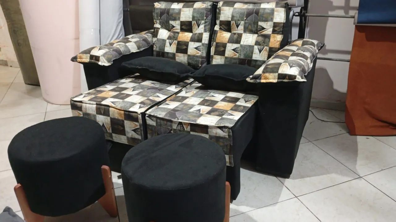 Sofá de 2 lugares com puf de madeira 