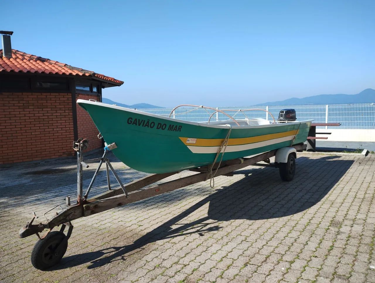 Barco quitado para a venda. Pronto para navegar