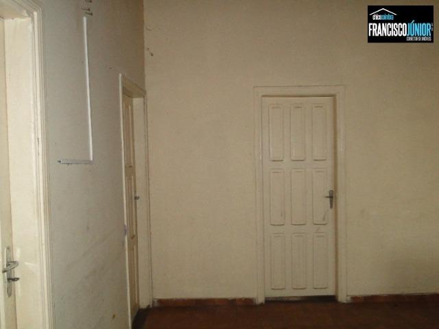 Casa no Setor Coimbra, 4 quartos, nascente e com ótima localização comercial e residencial - Foto 5