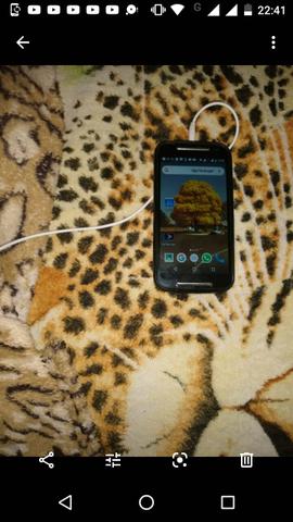 Verdo um celular Moto g2 bem conservado mais ele tá Trincado