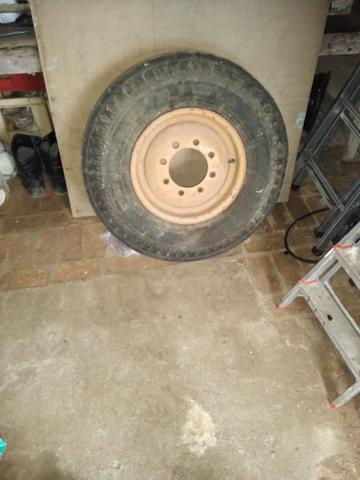 Pneu com aro f 4000 ou trator