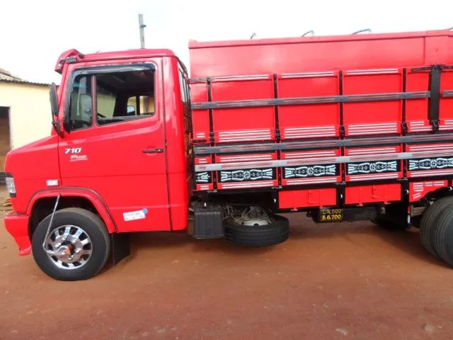 mb 710 carroceria boiadeira 2011
