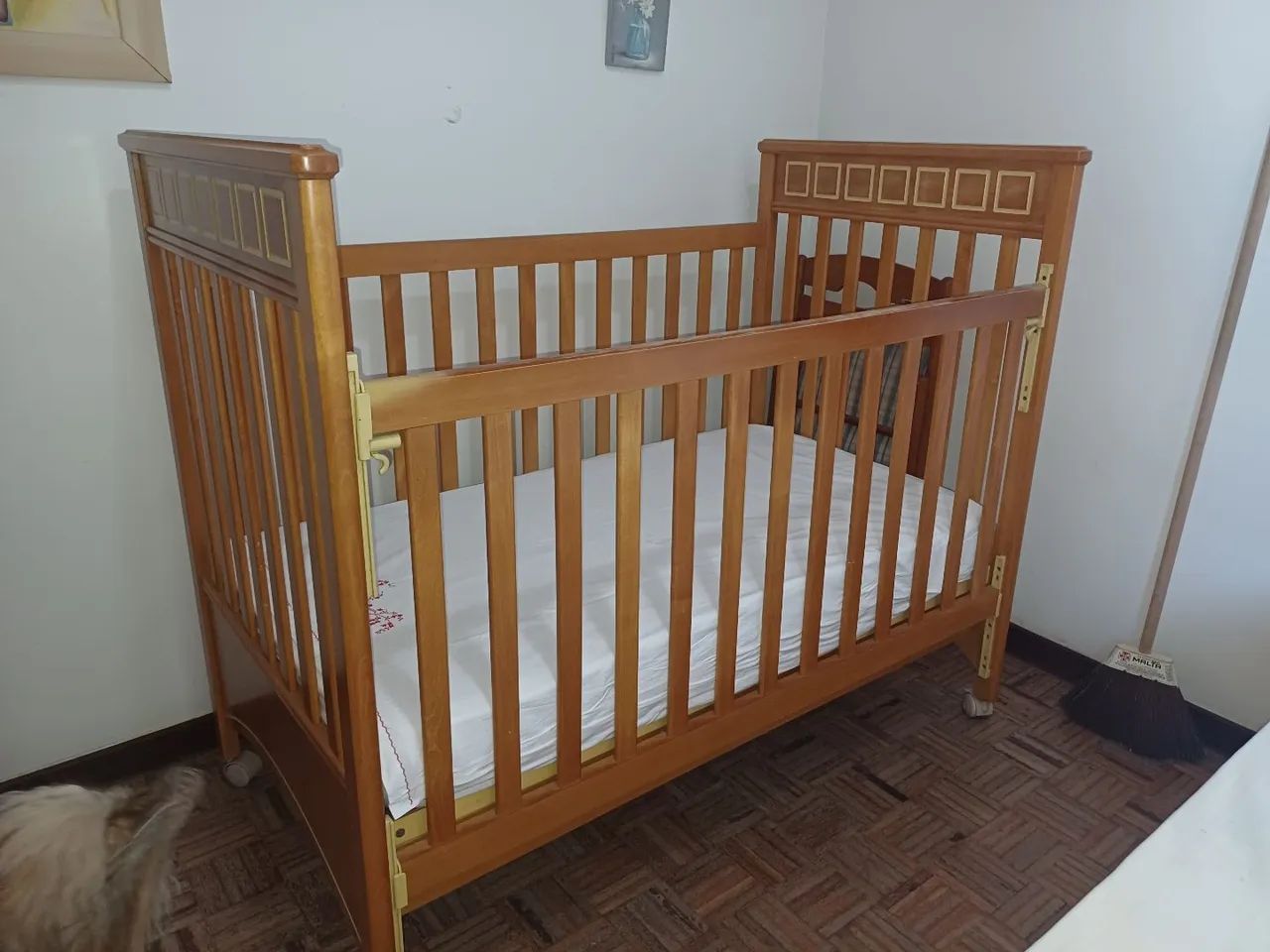 Berço de madeira maciça, com rodinhas e grade ajustável 