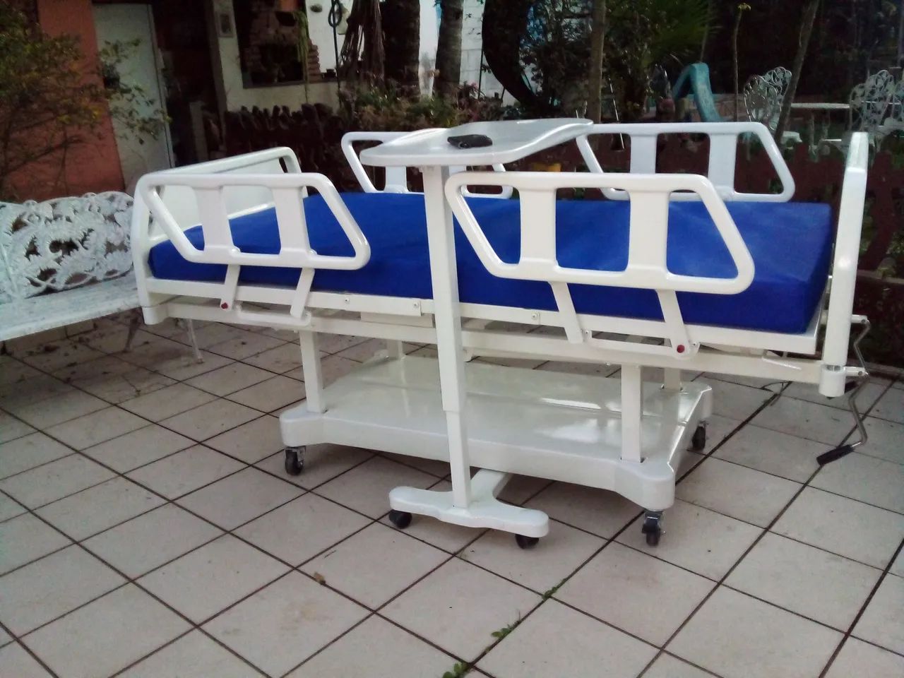Cama de hospital com colchão e 4 grades qualidade altíssima. 