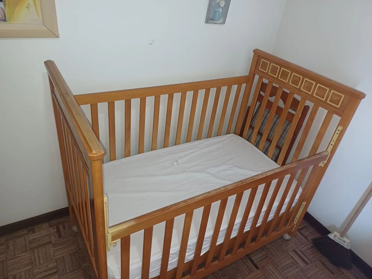 Berço de madeira maciça, com rodinhas e grade ajustável  - Foto 3