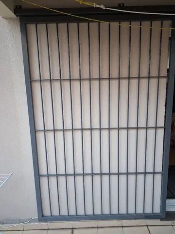 Portão de segurança com trilho