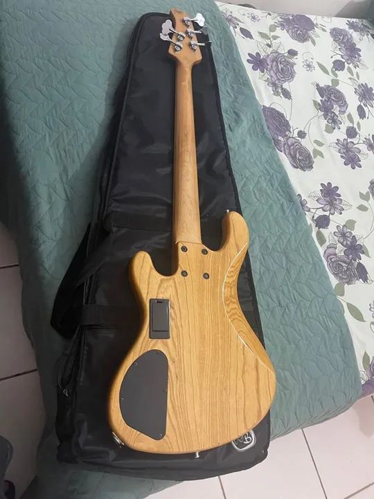 Baixo Cort GB5 Custom, com pre EMG - Foto 2