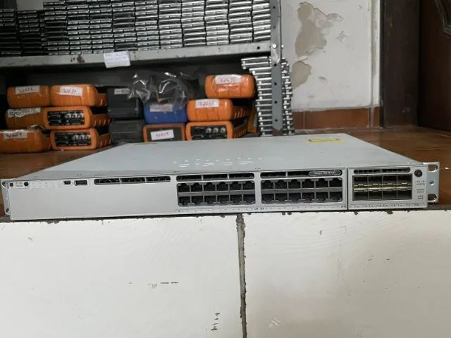 Switch Cisco Catalyst 9300 24x1G PoE+  8x10G SFP+ Uplink  - Foto 3