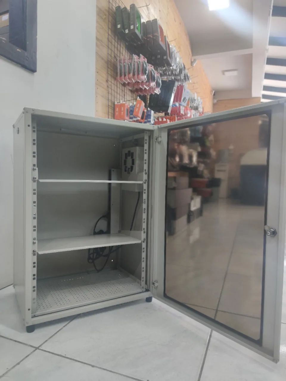 Rack 16U de Parede/Piso com Prateleiras, Cooler, Filtro de Linha e Chave - Foto 3