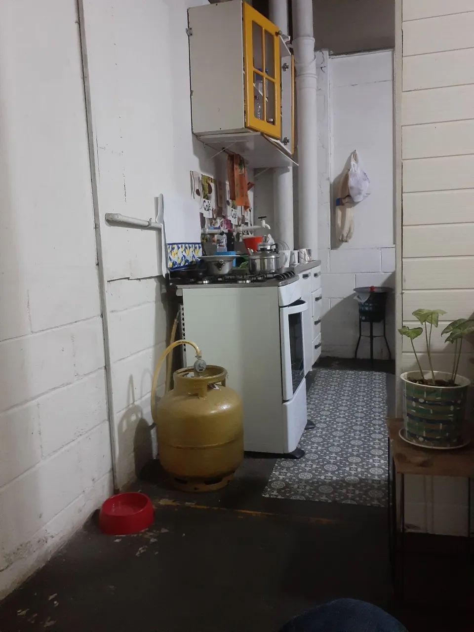 Alugo quartos com cozinha comunitária e banheiro comunitário sala comunitária. Av Ma