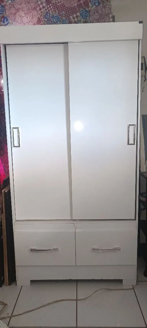 Guarda-roupas de correr branco com duas portas e duas gavetas