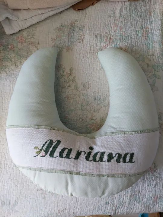 Travesseiro de amamentação personalizado com nome Mariana