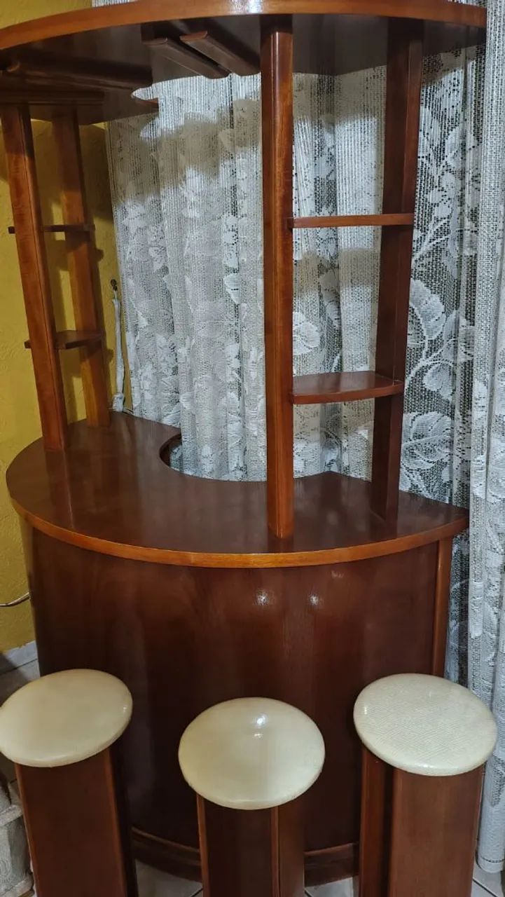 Bar em Mogno Macisso com 3 banquetas
