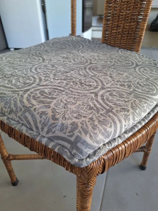 Mesa de jantar grande de vime e vidro com 6 cadeiras - Foto 2