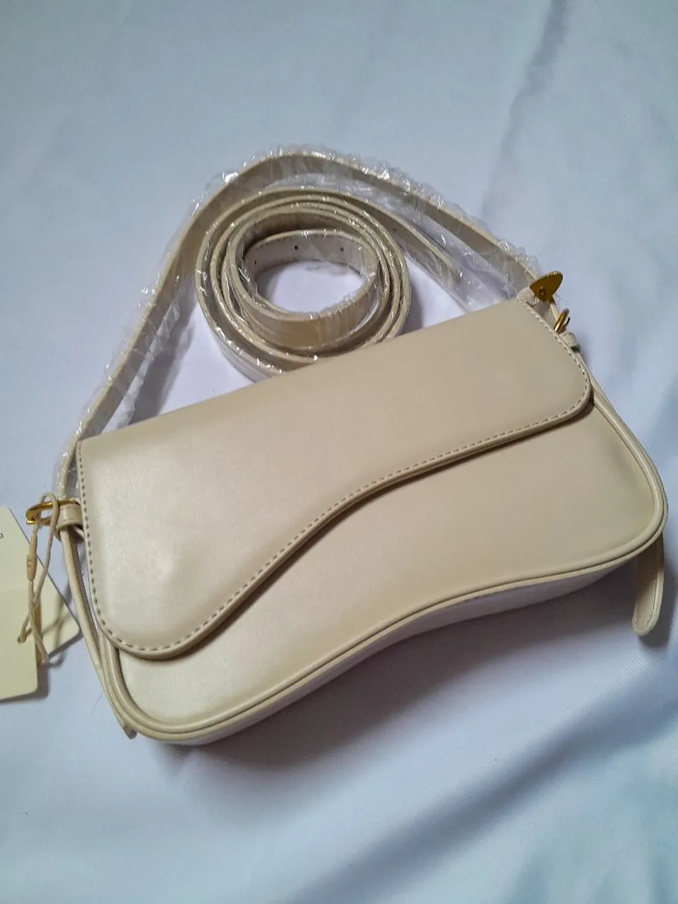 Bolsa de Ombro Elegante em Couro Sintético - Nova!