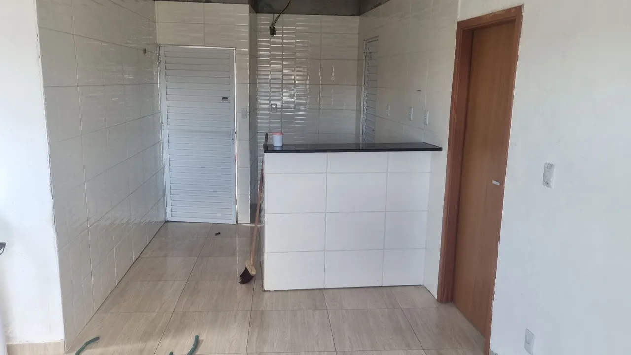 Casa para alugar 650,00 com água incluído frente de rua boa localização, Casa nova.
