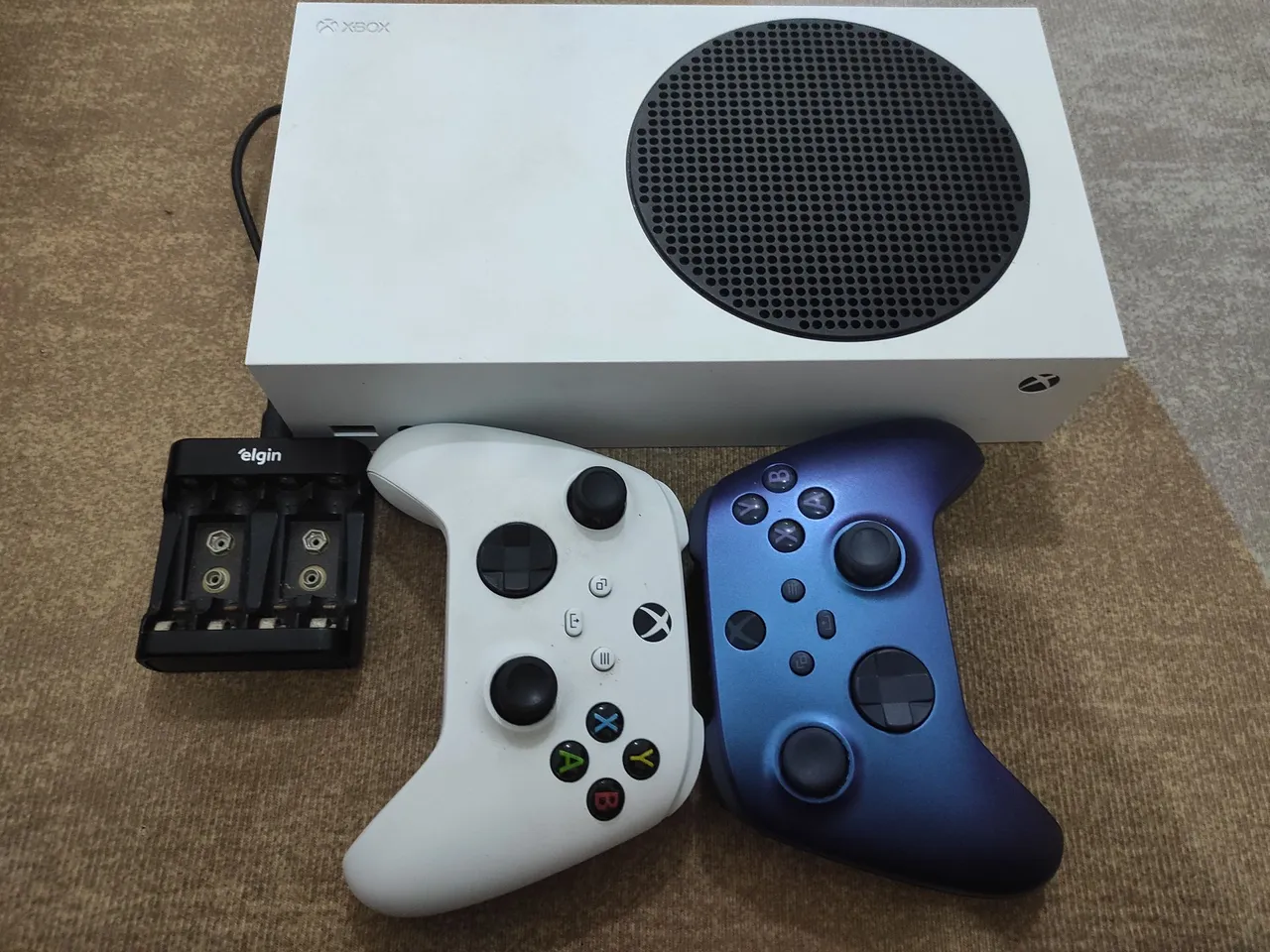 Xbox Series S + 2 controles + carregador de pilhas + pilhas recarregaveis.